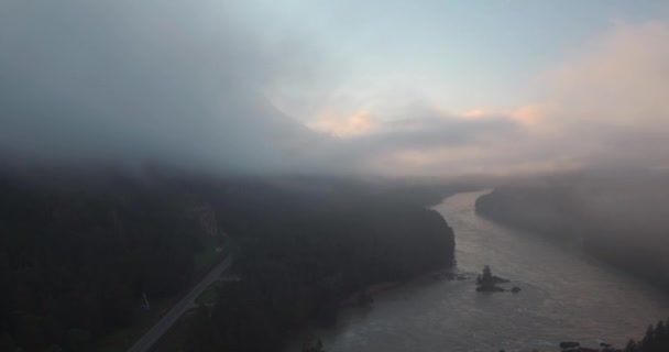 Вид с воздуха. Горная река, над которой рождается и плавает туман. Россия, Горный Алтай, река Катунь. 4K — стоковое видео