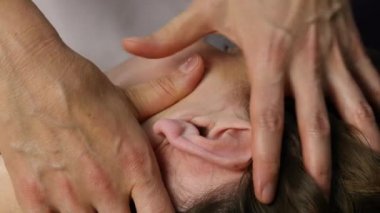 spa merkezinde masaj koltuğu. istemci bir masaj terapisti Hizmetleri sahiptir. 4k