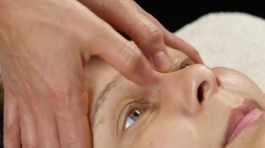 Plastik yüz masaj spa saton. kadın profesyonel masaj terapisti Hizmetleri sahiptir. 4k