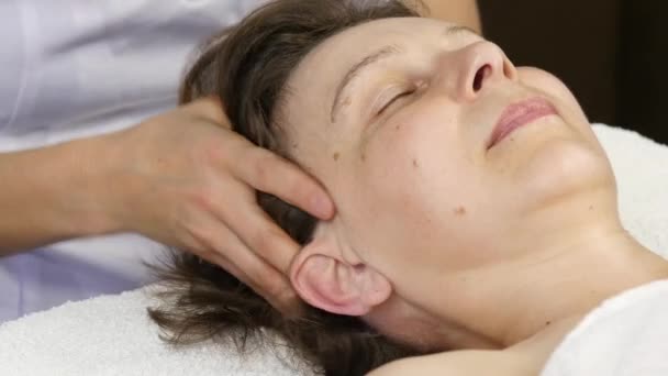 Nő kap fej masszázs wellness-központban. női orvos csinál arc masszázs. 4k — Stock videók
