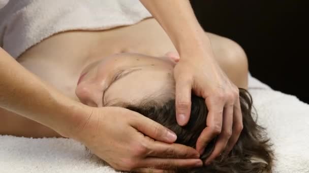 Hoofd massage in het wellness center. klant geniet van de diensten van een massagetherapeut. 4k — Stockvideo