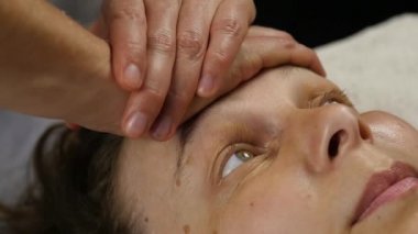 Plastik yüz masaj spa saton. kadın profesyonel masaj terapisti Hizmetleri sahiptir. ağır çekim