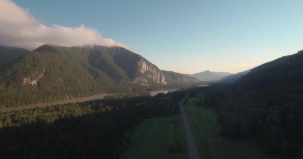 Letecký pohled na dálnici s horskou krajinou. ranní mlha nad horami. 4k — Stock video