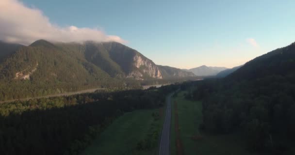 Vue aérienne de l'autoroute avec paysage de montagne. brouillard matinal sur les montagnes. 4K — Video