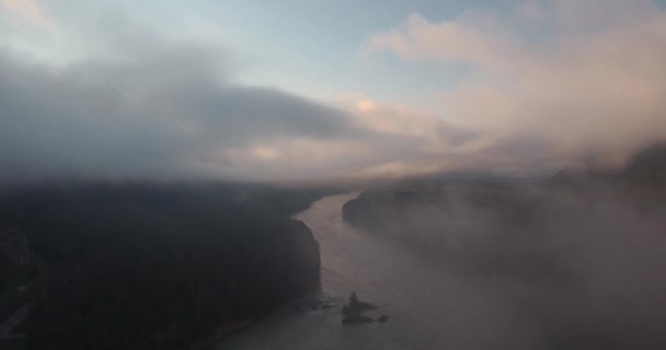 Vista aérea. Rio da montanha sobre o qual nasce e flutua nevoeiro. 4K — Vídeo de Stock