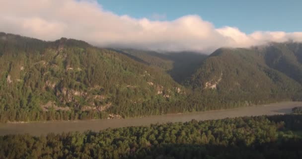 Letecký pohled na dálnici s horskou krajinou. ranní mlha nad hory a řeky v údolí. 4k — Stock video