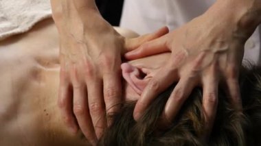 spa merkezinde masaj koltuğu. istemci bir masaj terapisti Hizmetleri sahiptir