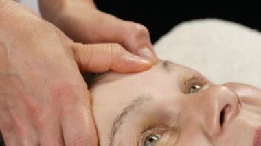 spa merkezinde masaj koltuğu alan kadın. kadın doktor yüz masaj yapıyor. 4k