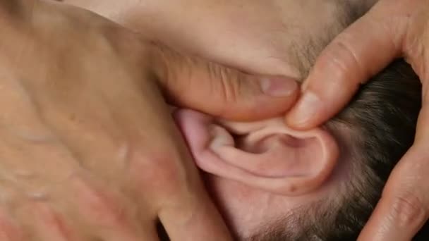 Massage de la tête au centre spa. client bénéficie des services d'un massothérapeute — Video