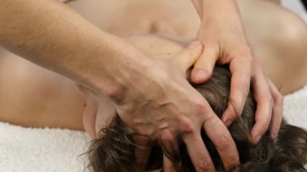 Γυναίκα λήψη κεφάλι μασάζ στο κέντρο ευεξίας. γυναίκα γιατρό που κάνει μασάζ προσώπου. 4k — Αρχείο Βίντεο