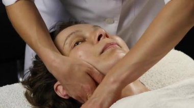 Plastik yüz masaj spa saton. kadın profesyonel masaj terapisti Hizmetleri sahiptir. 4k