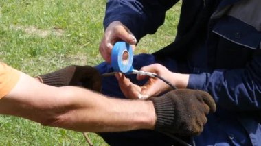 kablo bağlantısı ve izolasyon, açık işe. elektrikçi eller, araçları ve teller. 4k