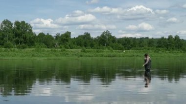 Neşeli balıkçı kıyıya yakın sakin nehir suda Balık tutma