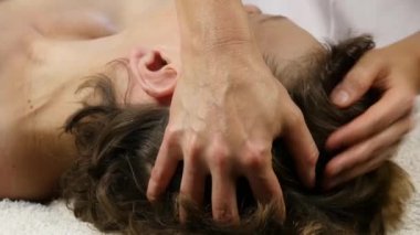 Plastik yüz masaj spa saton. kadın profesyonel masaj terapisti Hizmetleri sahiptir. ağır çekim