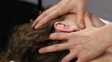 Plastik yüz masaj spa saton. kadın profesyonel masaj terapisti Hizmetleri sahiptir. ağır çekim