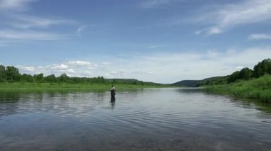 Neşeli balıkçı kıyıya yakın sakin nehir suda Balık tutma