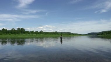 Neşeli balıkçı kıyıya yakın sakin nehir suda Balık tutma