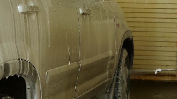 Foam dripping from the car. cleaning a car in a car wash service. slow motion — Stock Video