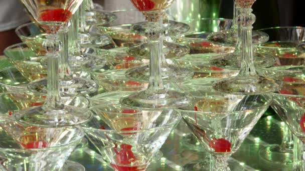 Pezsgő piramis számára, a meggy. Tartozékok az alkohol. Ünnepi asztal beállítása a nagy bankett. 4k — Stock videók