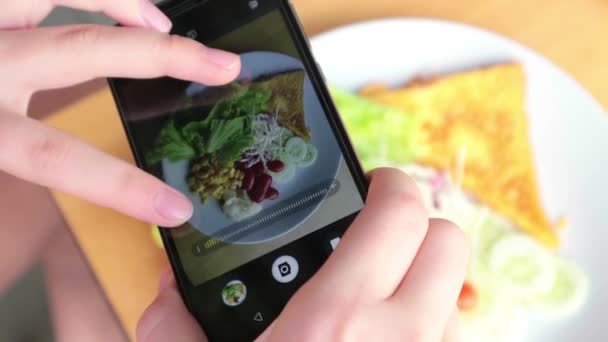 Manos femeninas usando smartphone tomando fotos de desayuno ligero — Vídeo de stock