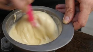 Güzellik Salonu bir aldehit boya olmadan alım için bileşenlerinin karıştırma işlemi. 4k
