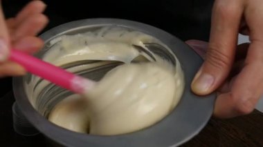 Güzellik Salonu bir aldehit boya olmadan alım için bileşenlerinin karıştırma işlemi. ağır çekim