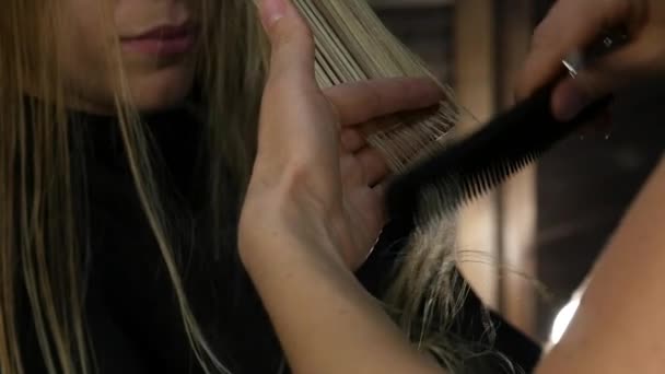 Vrouwelijke Kapper doen kapsel close-up. Haartrimmer. Kapsel haarverzorging en restauratie. Kapper knippen haren met een schaar — Stockvideo