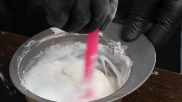 La preparazione di colore di capelli, il colorista mescola con una spazzola, un concetto di salone di bellezza. 4K — Video Stock