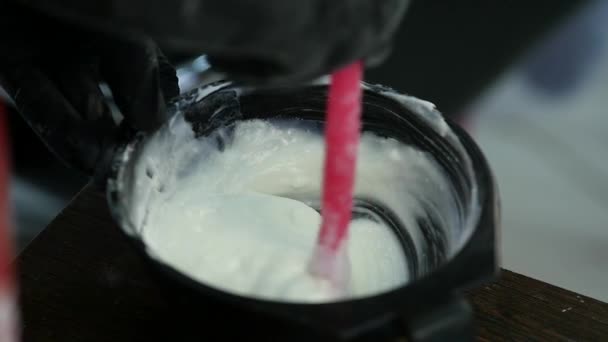 Proces mieszania składników do odbioru bez malowania aldehydu w salonie kosmetycznym. zwolnionym tempie — Wideo stockowe