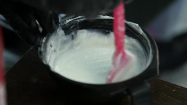 Güzellik Salonu bir aldehit boya olmadan alım için bileşenlerinin karıştırma işlemi. ağır çekim