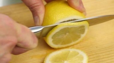 Kadın Narenciye meyve meyve çeşitli ahşap kesme tahtası üzerinde dilim. Kilo kaybı ve diyet kavramı. ağır çekim