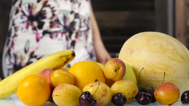 Giovane donna magra che sceglie frutta. Note di alimentazione. Perdita di peso e concetto di dieta. 4K — Video Stock