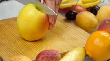 Ev kadını evde taze salata elma meyve kesme tahtası üzerinde Dilimleme hazırlanıyor. Vejetaryen Sağlıklı Gıda ve diyet kavramı. 4k