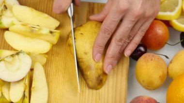 Ev kadını evde taze salata armut meyve kesme tahtası üzerinde Dilimleme hazırlanıyor. Vejetaryen Sağlıklı Gıda ve diyet kavramı. ağır çekim