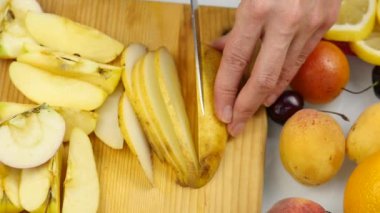 Ev kadını evde taze salata armut meyve kesme tahtası üzerinde Dilimleme hazırlanıyor. Vejetaryen Sağlıklı Gıda ve diyet kavramı. ağır çekim