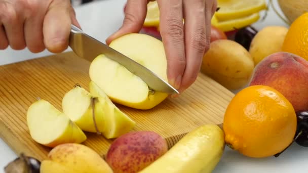 Dona de casa em casa preparando salada fresca cortando frutas de maçã na tábua de corte. comida vegetariana saudável e conceito de dieta. câmara lenta — Vídeo de Stock