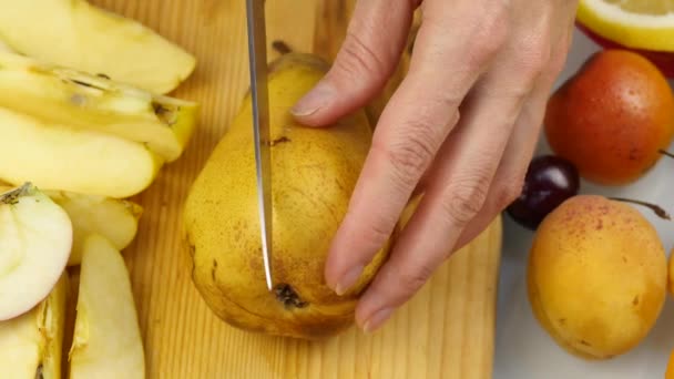 Hemmafru hemma förbereder fräsch sallad skivning päron frukt på skärbräda. Vegetarisk hälsosam mat och bantning koncept. 4k — Stockvideo