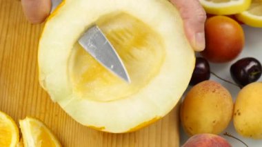 Honeydew Kavun kesme tahtası üzerinde Dilimleme Pritty kadın. Kilo kaybı ve diyet kavramı. 4k