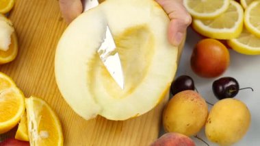 Honeydew Kavun kesme tahtası üzerinde Dilimleme Pritty kadın. Kilo kaybı ve diyet kavramı. ağır çekim