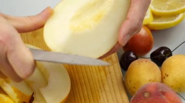 Honeydew Kavun kesme tahtası üzerinde Dilimleme Pritty kadın. Kilo kaybı ve diyet kavramı. ağır çekim