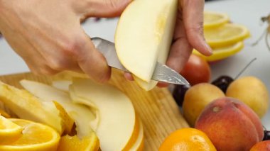 Honeydew Kavun kesme tahtası üzerinde Dilimleme Pritty kadın. Kilo kaybı ve diyet kavramı. ağır çekim