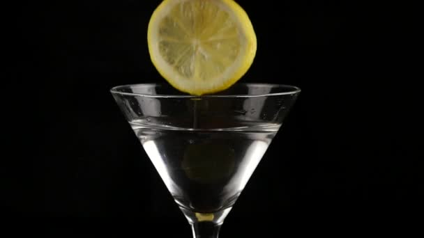 Womans hands prepares a cocktail with lemon in a dark. party concept. slow motion — Stock Video