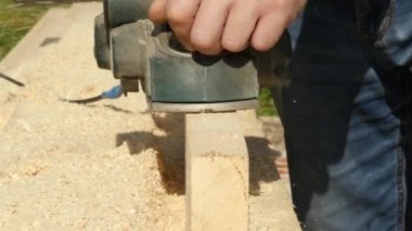 Atölye işçiler ağaç planya makinesi kullanın. Planer farklı taraftan cips sinek