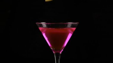 kadın pembe bir kokteyl bir karanlıkta hazırlar. parti kavramı. 4k
