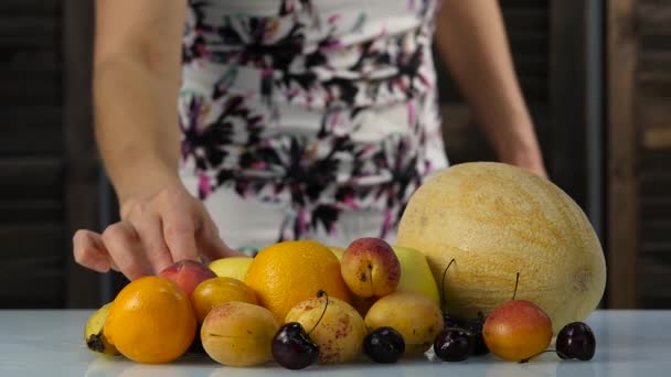 Bella donna che sceglie frutta. Note di alimentazione. Perdita di peso e concetto di dieta. rallentatore — Video Stock