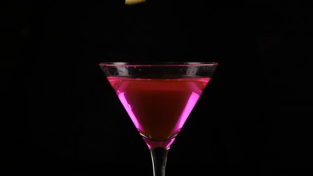 Женщина готовит розовый коктейль в темноте. концепция партии. 4K — стоковое видео