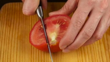 kadın domates salatası veya meyve suyu hazırlama için kesme tahtası kesti. sağlıklı gıda ve diyet kavramı. ağır çekim