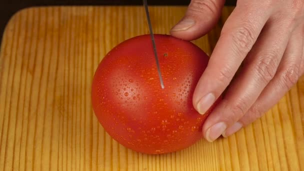 Женщина режет помидоры на доске для салата или сока. здоровой пищи и диеты концепции. замедленное движение — стоковое видео