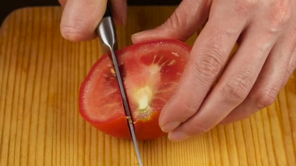 Vrouw gesneden tomaat op snijplank voor salade of SAP. gezonde voeding en het op dieet zijn concept. Slow motion — Stockvideo