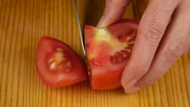 女性はサラダや juicing のまな板にトマトをカットしました。健康食品とダイエットのコンセプトです。4 k — ストック動画